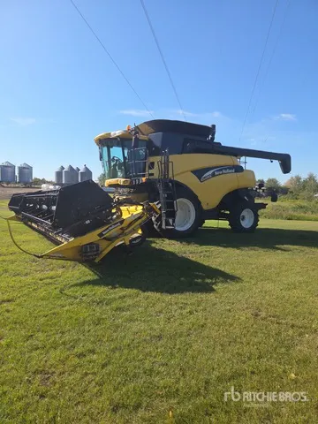 2004 New Holland CR970 Combine Harvester