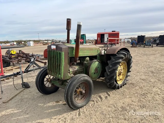 1941 John Deere D 2WD Antique Tractor (Inoperable)