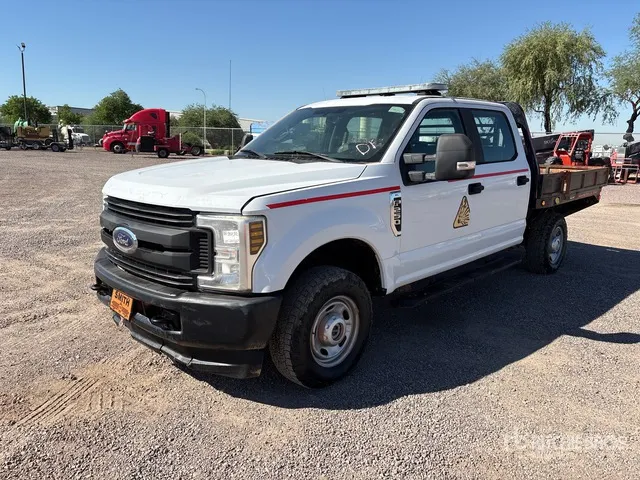2018 Ford F-250 XL 4x4 Crew Cab Flatbed Truck