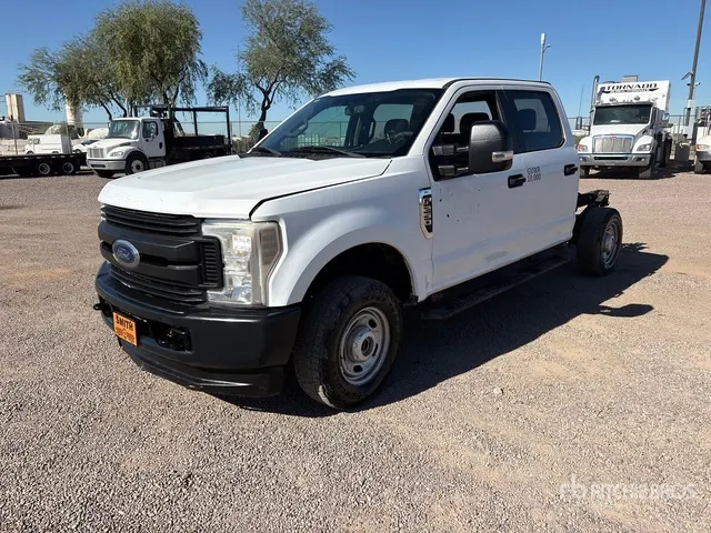 2018 Ford F-250 XL 4x4 Crew Cab Cab and Chassis