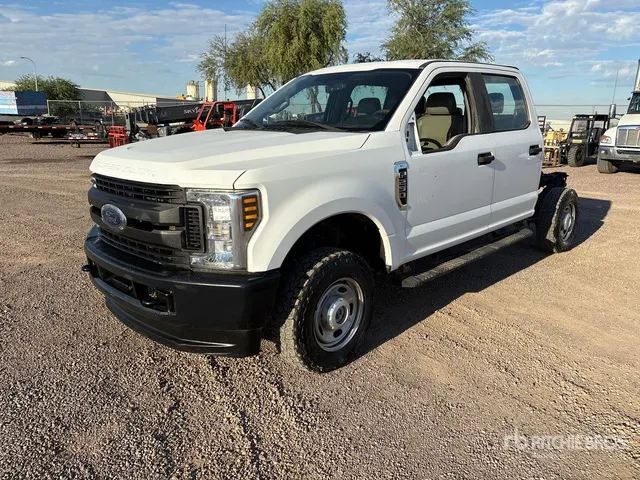 2018 Ford F-250 XL 4x4 Crew Cab Cab and Chassis