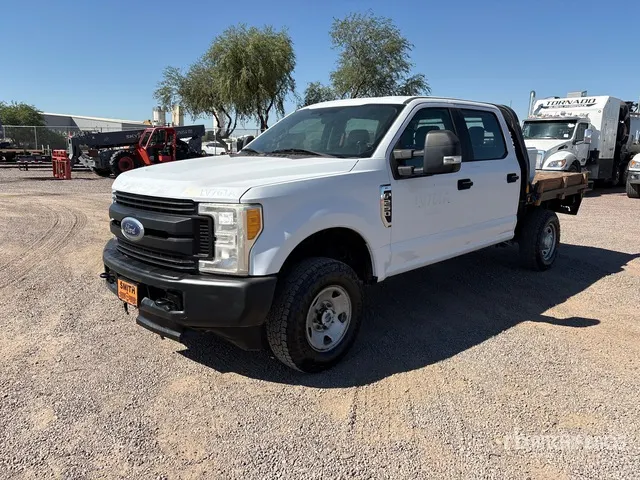 2017 Ford F-250 XL 4x4 Crew Cab Flatbed Truck