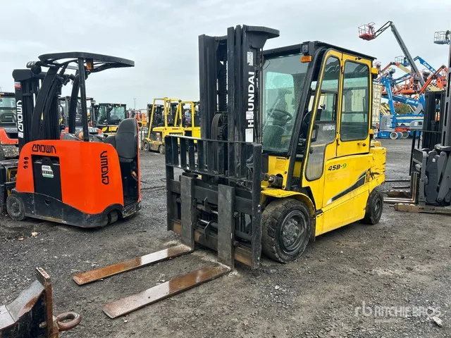 Hyundai 45D-9 8400 lb Electric Forklift