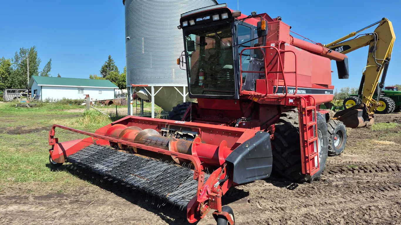 1995 INTERNATIONAL HARVESTER 1688 COMBINE W/ JOHN DEERE 1015 PICK UP HEADER