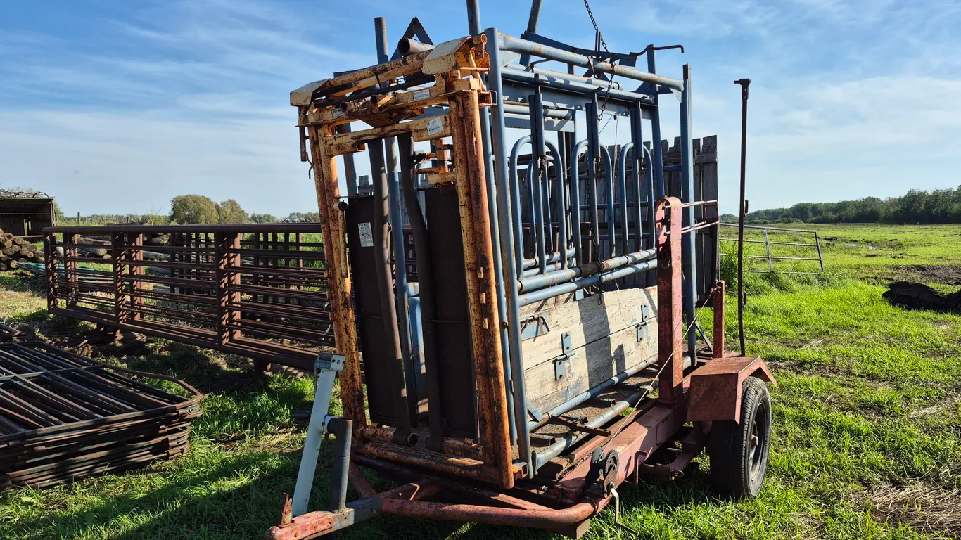 LIVESTOCK SQUEEZE CHUTE