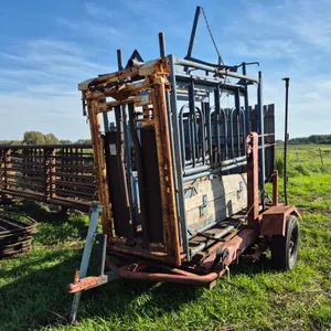 LIVESTOCK SQUEEZE CHUTE