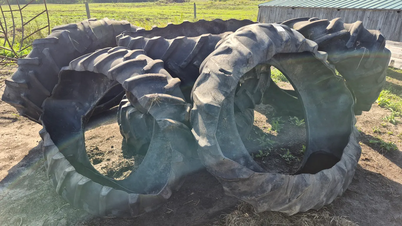 RUBBER TIRE SILAGE FEEDERS