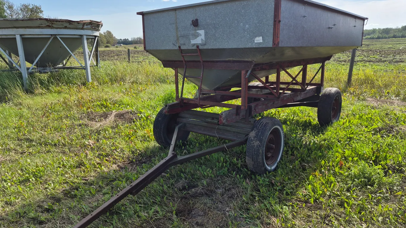 GRAIN HOPPER WAGON