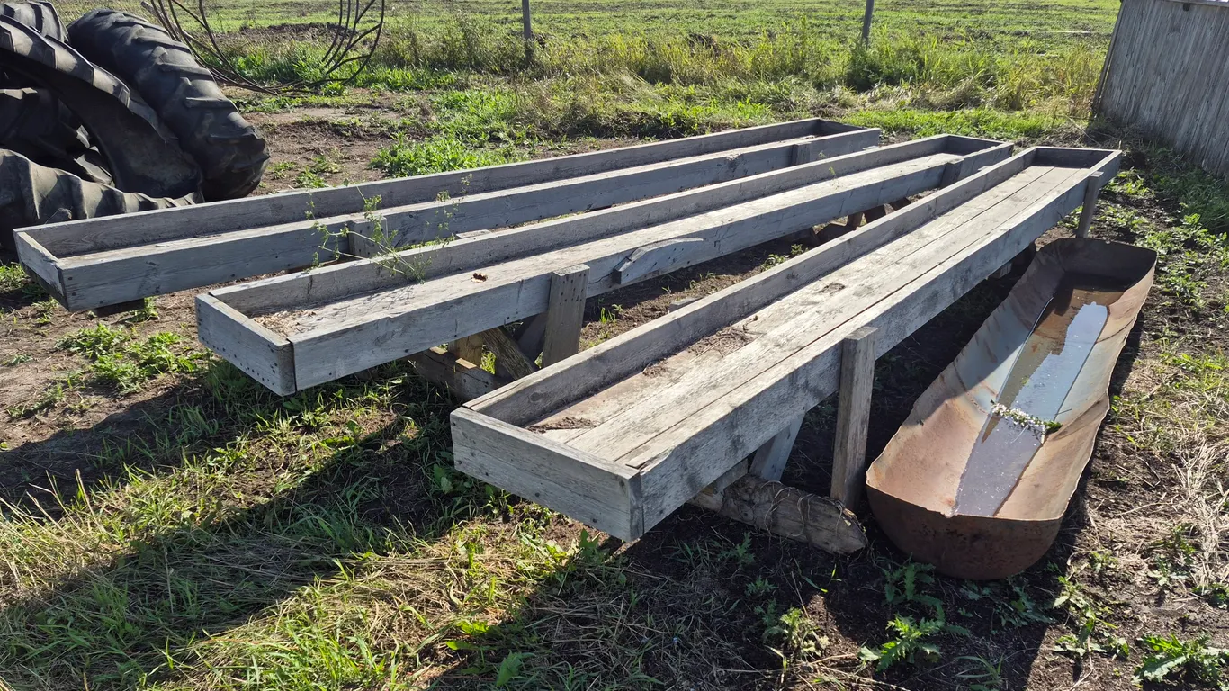 3 WOOD BUNK FEEDERS & 1 METAL FEEDER