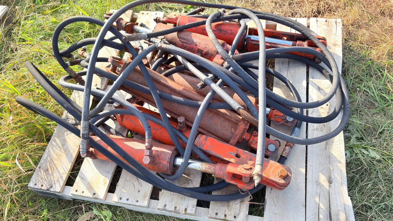 2- PALLETS HYDRAULIC CYLINDERS