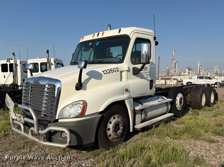2013 Freightliner Cascadia 125 truck cab and chassis