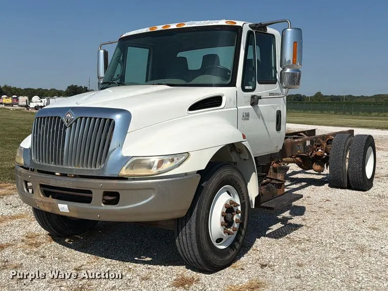 2003 International 4300 truck cab and chassis