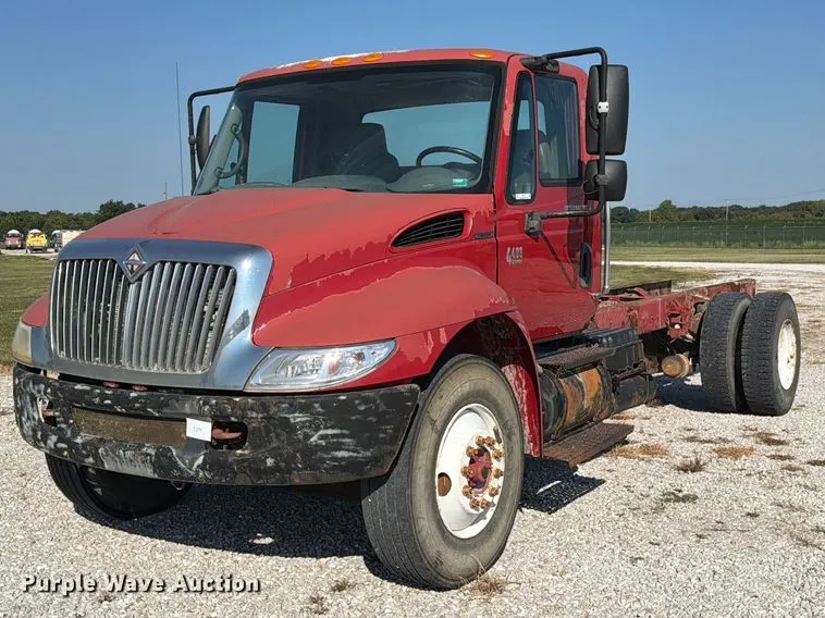 2002 International 4400 truck cab and chassis
