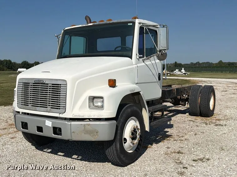2001 Freightliner FLD70 truck cab and chassis