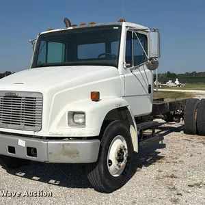 2001 Freightliner FLD70 truck cab and chassis