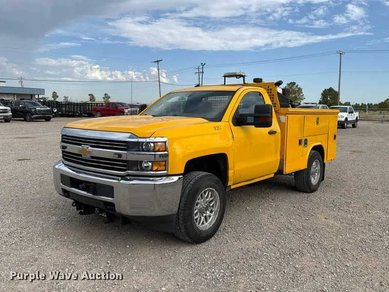 2017 Chevrolet Silverado 3500 utility bed pickup truck