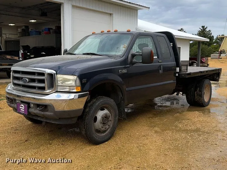 2004 Ford F450 Super Duty flatbed truck