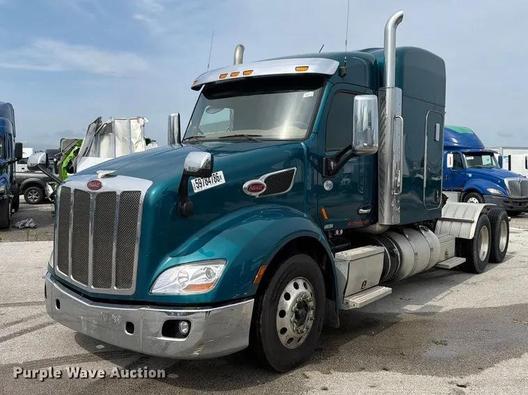 2017 Peterbilt 579 semi truck