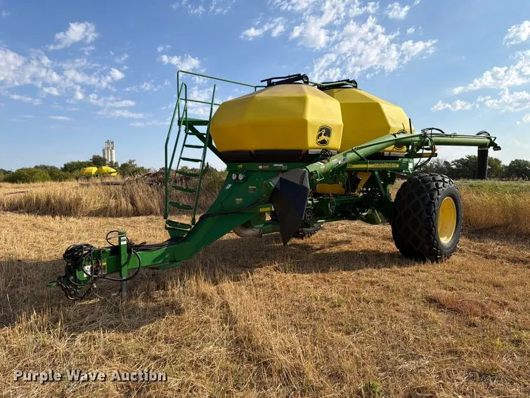 John Deere 1910 air commodity cart