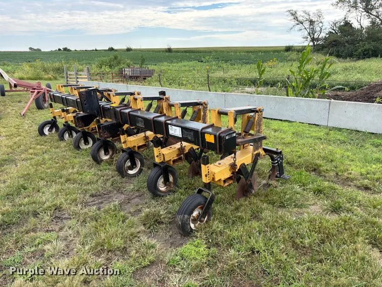Landoll 2006-30 row crop cultivator
