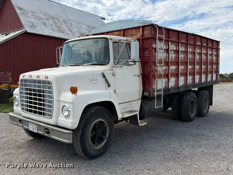 1974 Ford 600 grain truck