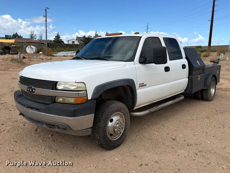 2002 Chevrolet Silverado 3500 Crew Cab flatbed pickup truck