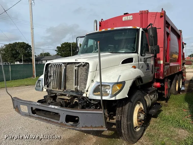 2007 International 7400 refuse truck
