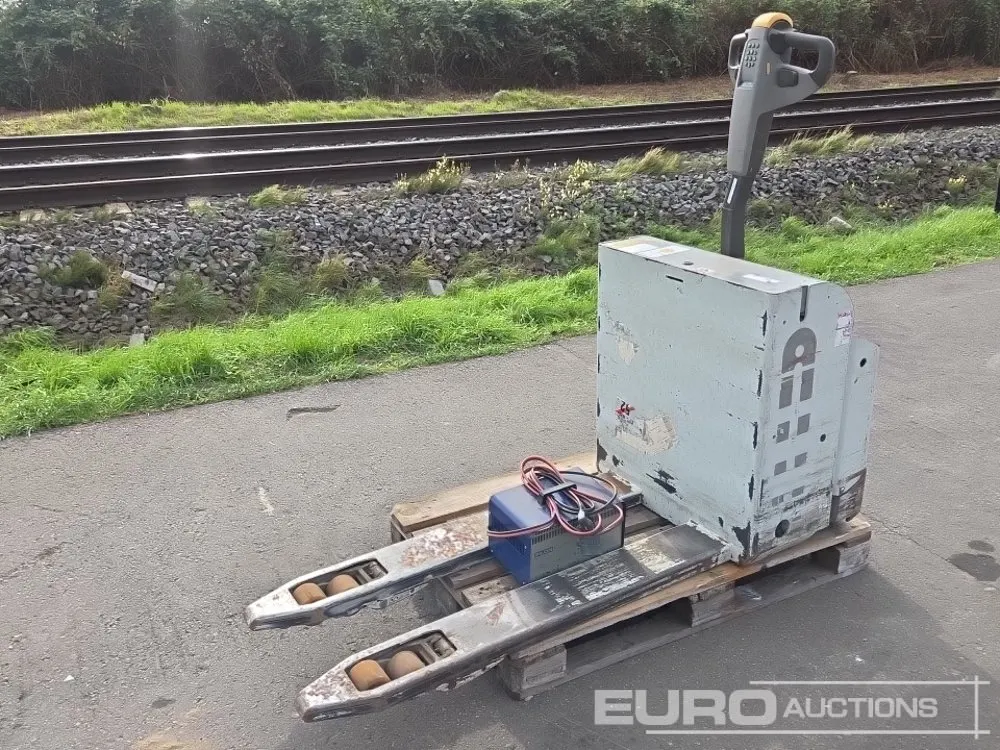 2015 UniCarriers PLL200 Electric Pallet Truck, Charger
