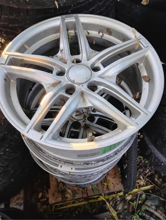 OFFSITE - 17" aluminum wheels