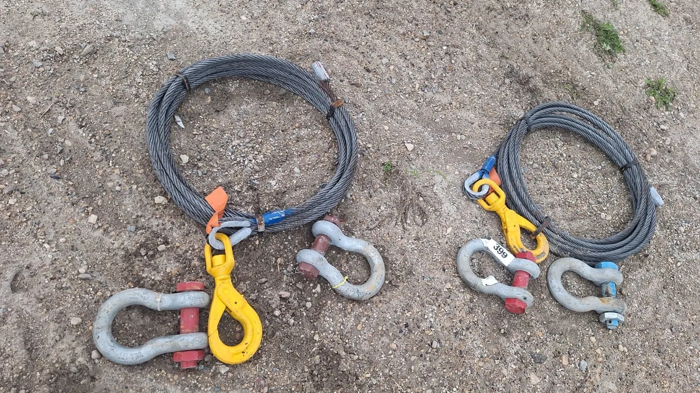 4-Clevices and 2-cables with hooks