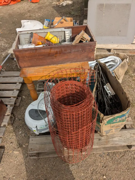 Mixed Pallet Lot – End Table, Stove Parts, Snow Fence etc.