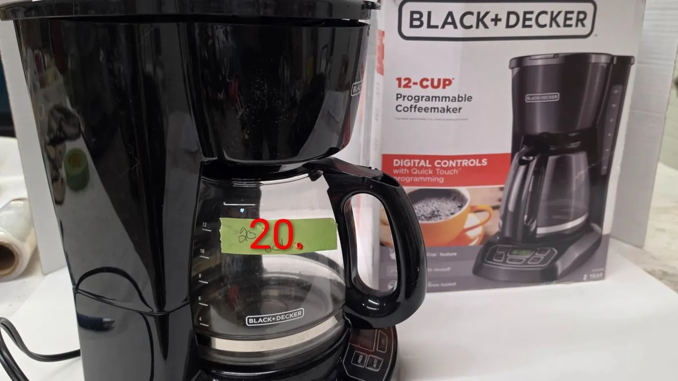 Black & Decker 12-cup Programable Coffee Maker – Good Condition