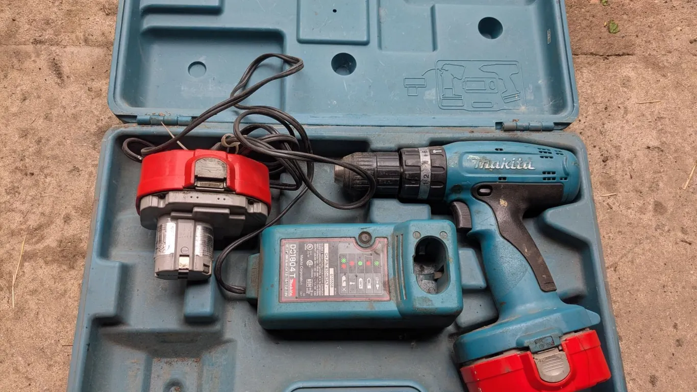 Makita Cordless Drill w/ (2) Batteries in Original Case – Working