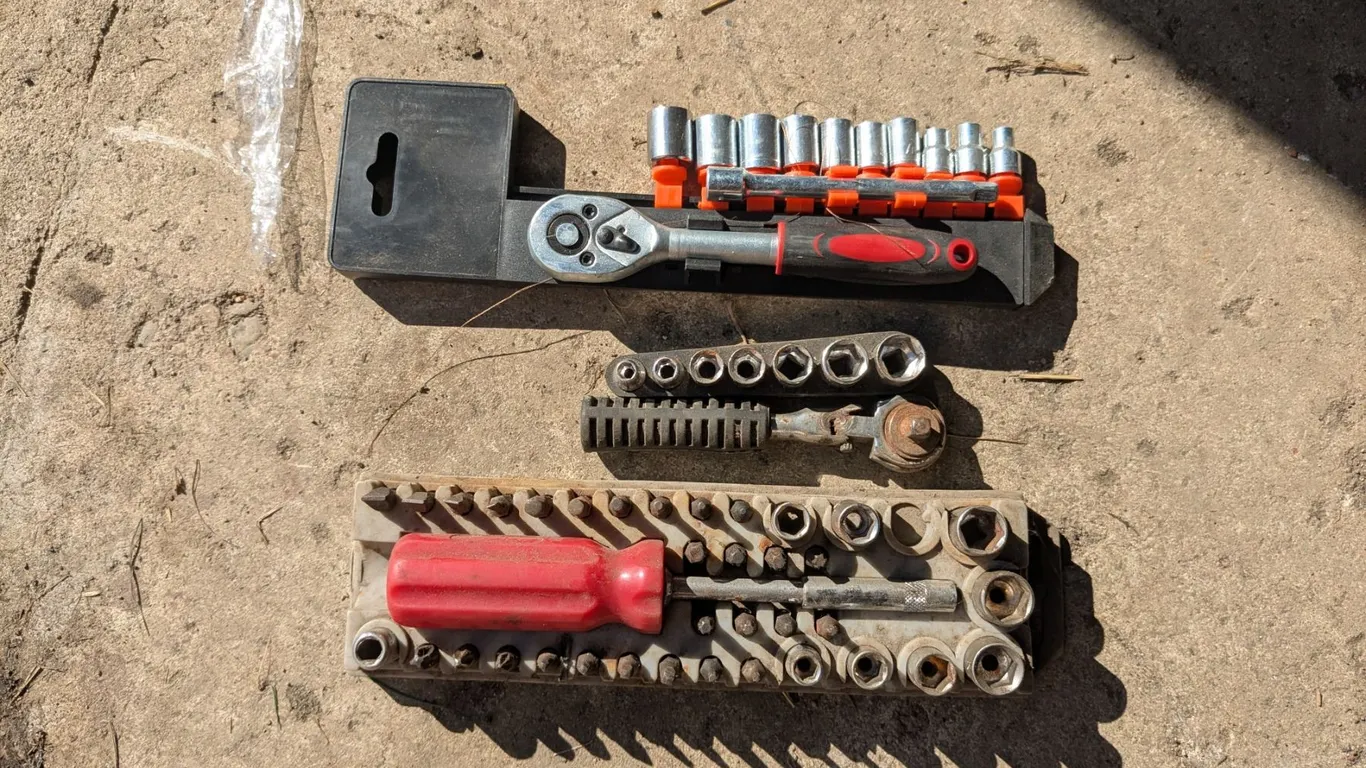 ¼” Drive Sockets w/ Ratchets & Screwdriver