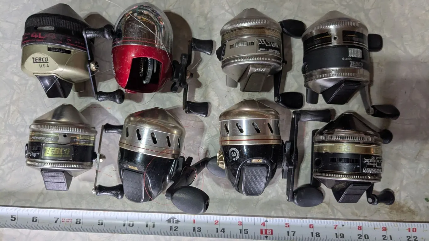 (8) Zebco Closed-Style Fishing Reels