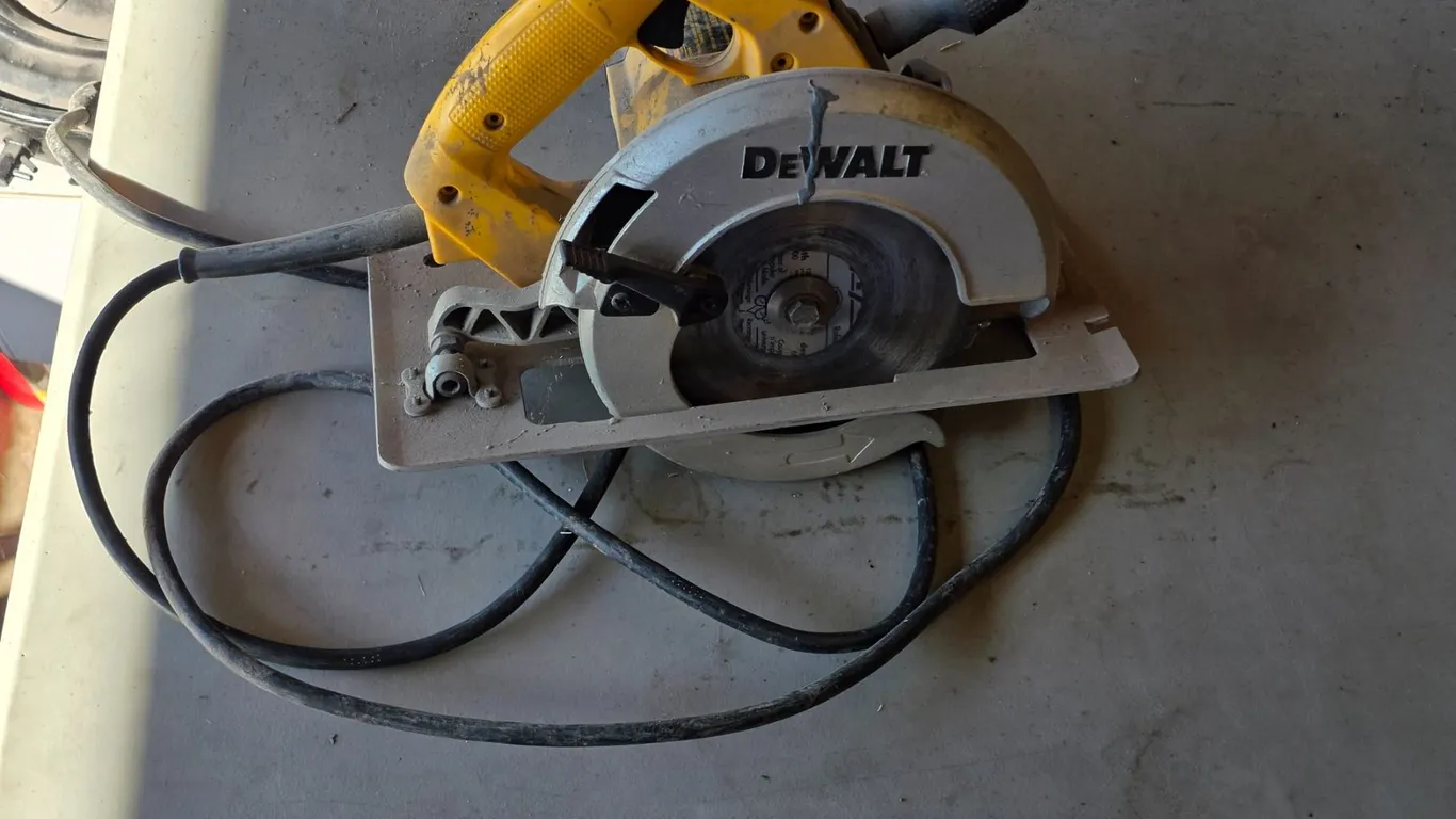 *OFFSITE* Dewalt Circular Saw – Working