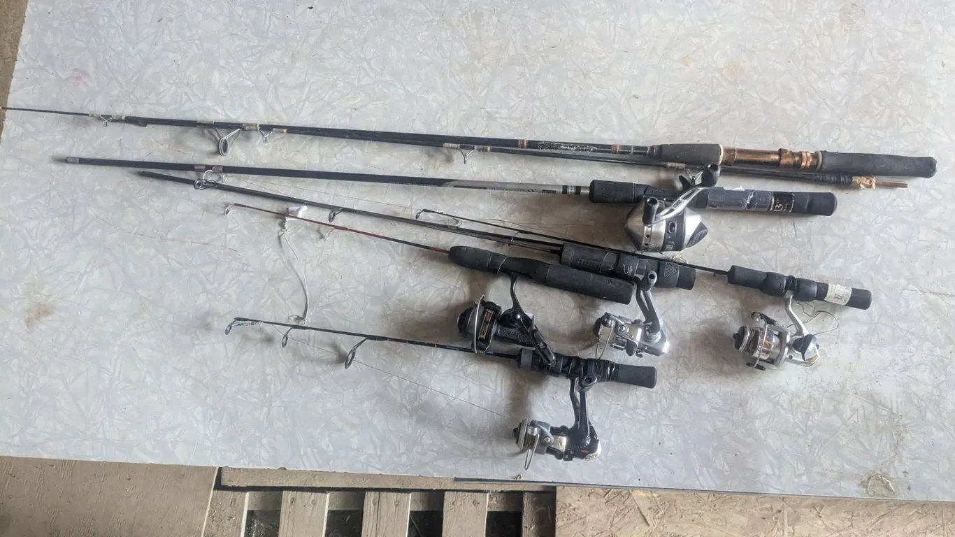 (4) Ice Fishing Rods, (2) 6’ Fishing Rods