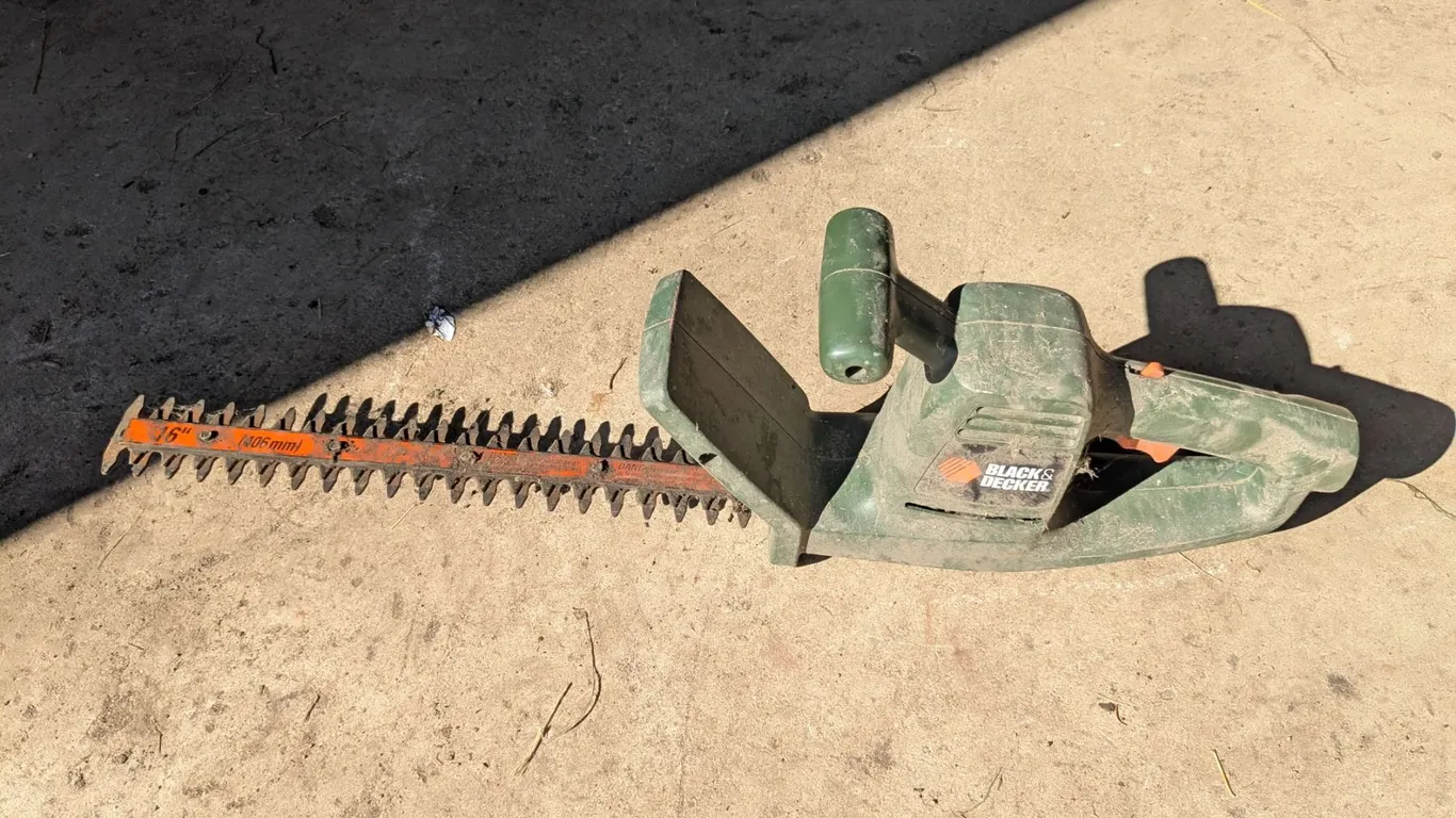 Black and decker16" hedge trimmers