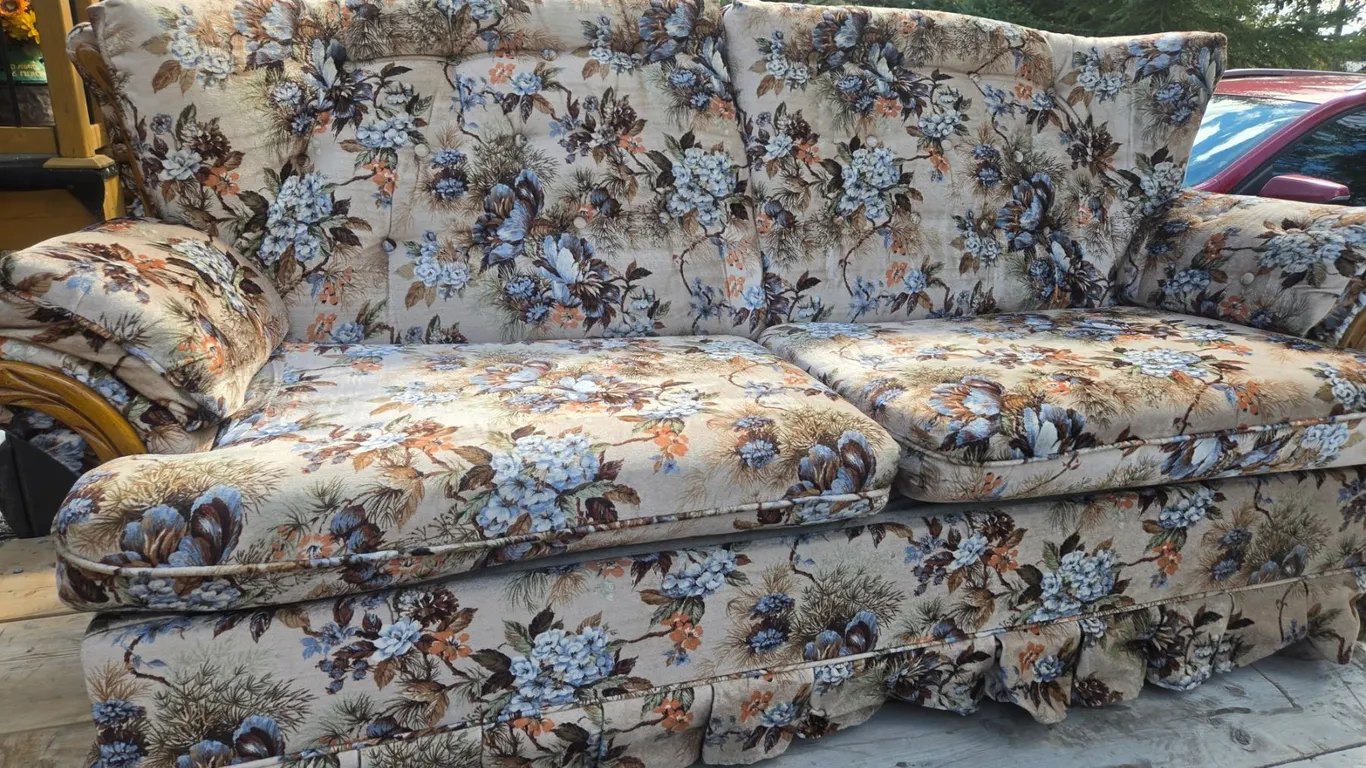 62” Retro Love Seat Hide-A-Bed, Good Mattress