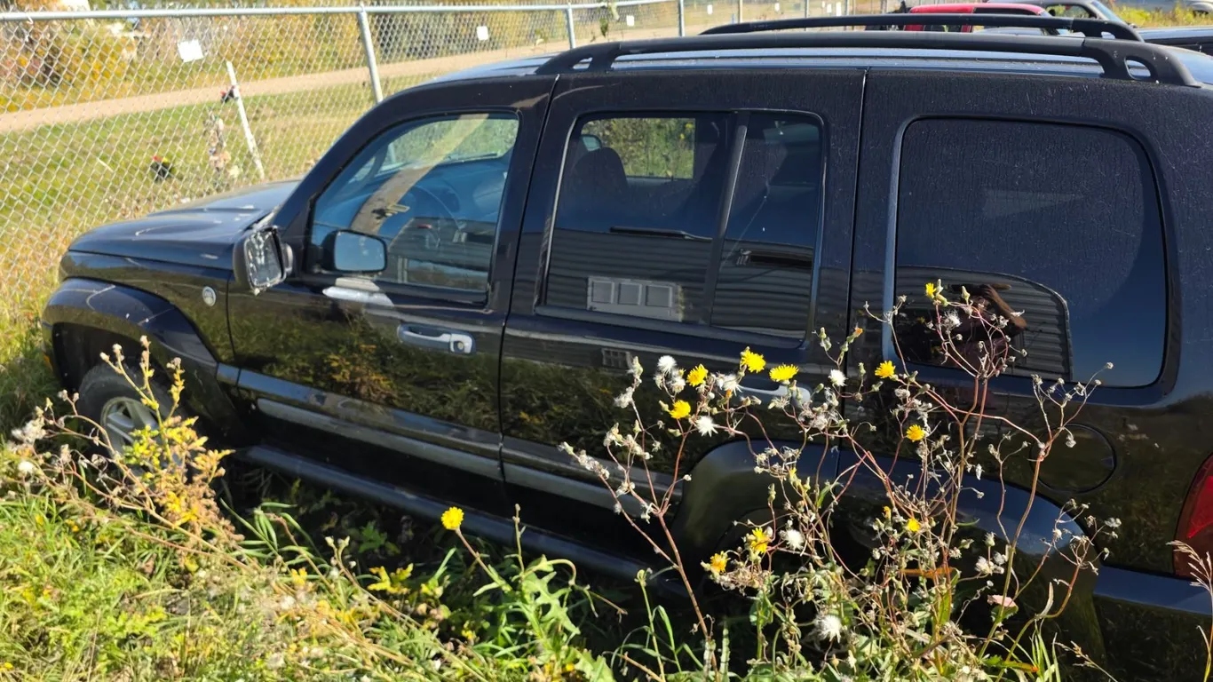 *OFFSITE* Jeep liberty 4x4- AS IS, for parts/project