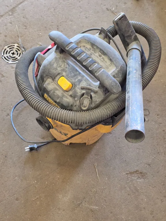 *OFFSITE* Dewalt Shop Vac w/ Hose & Attachment