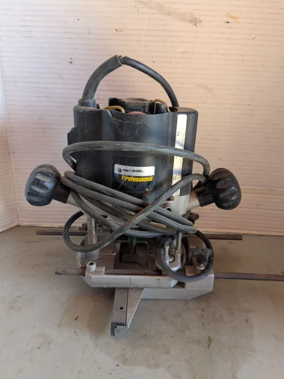 *OFFSITE* Black & Decker Router w/ Guide