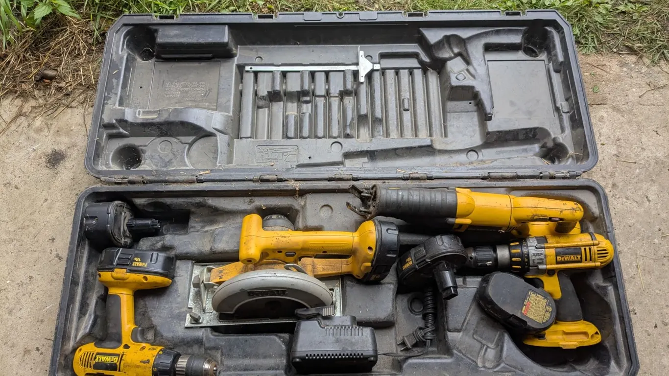 Large Dewalt Rechargeable Tool Set w/ Batteries and Charger in Carry Case – Working
