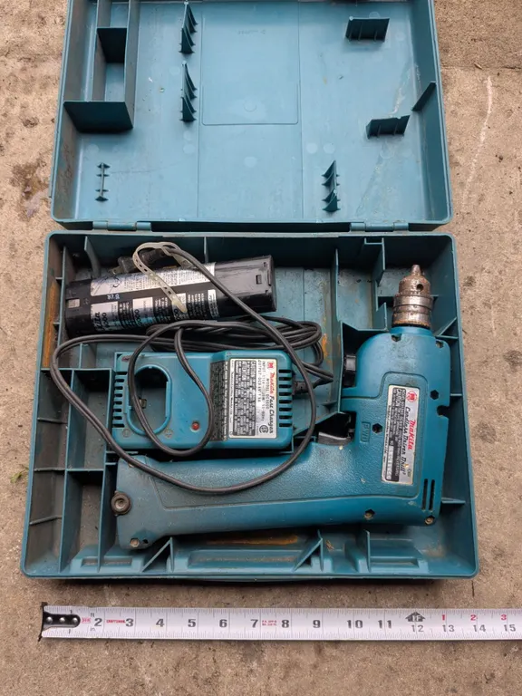 Vintage Makita Cordless Drill w/ (2) Batteries & Charger in Original Case – Working