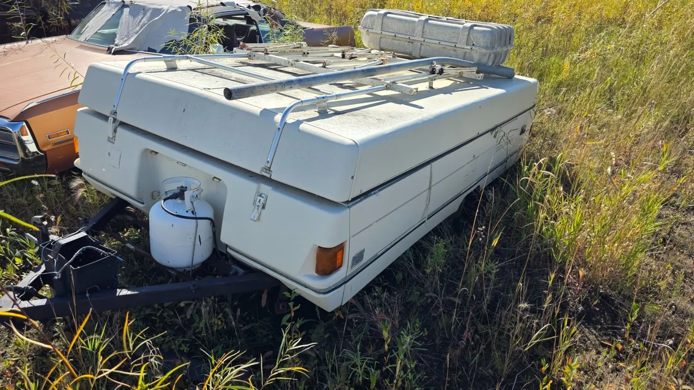 *OFFSITE* 1991 Coleman popup tent trailer- VIN: 1EBFF11C8MS101903- as is