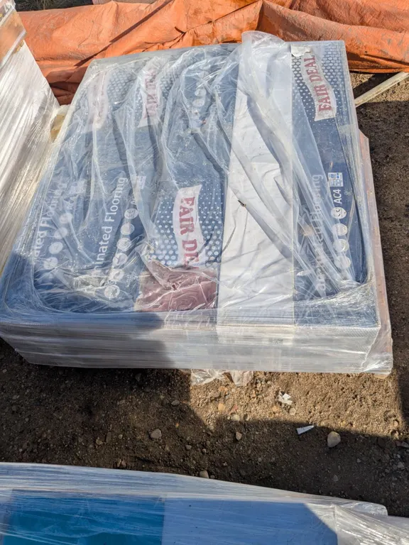 Mixed Lot of Laminate Flooring (14+1+1 Boxes)