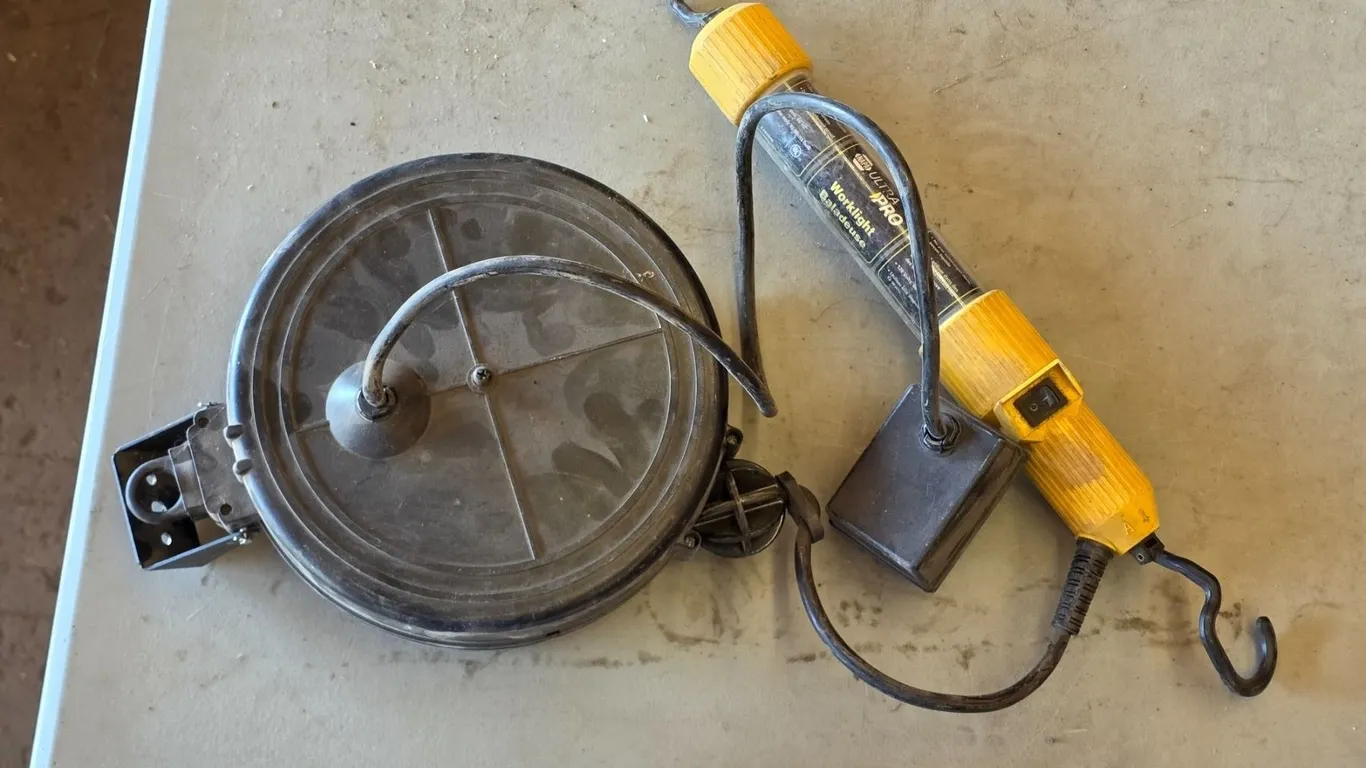 *OFFSITE* Wind Up Extension Cord w/ Light