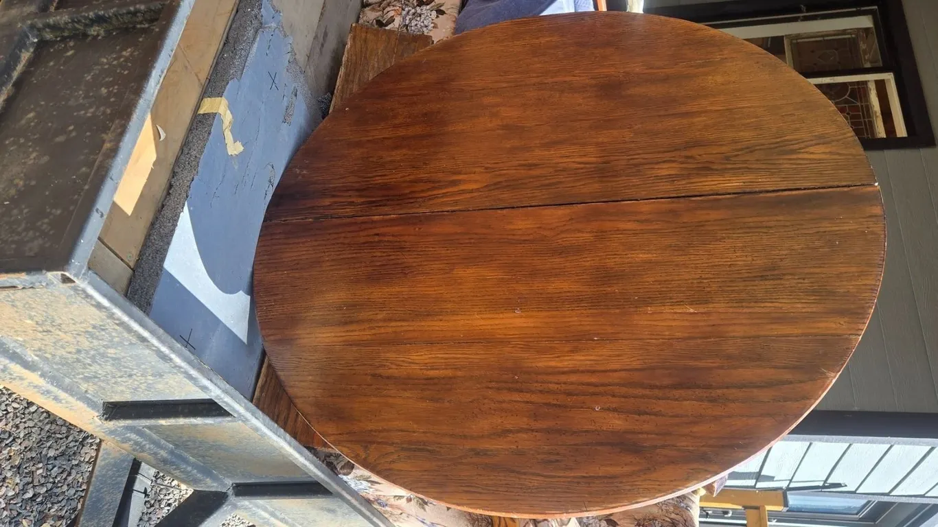 45” Split Pedestal Round Oak Table Comes w/ 2 Leaves