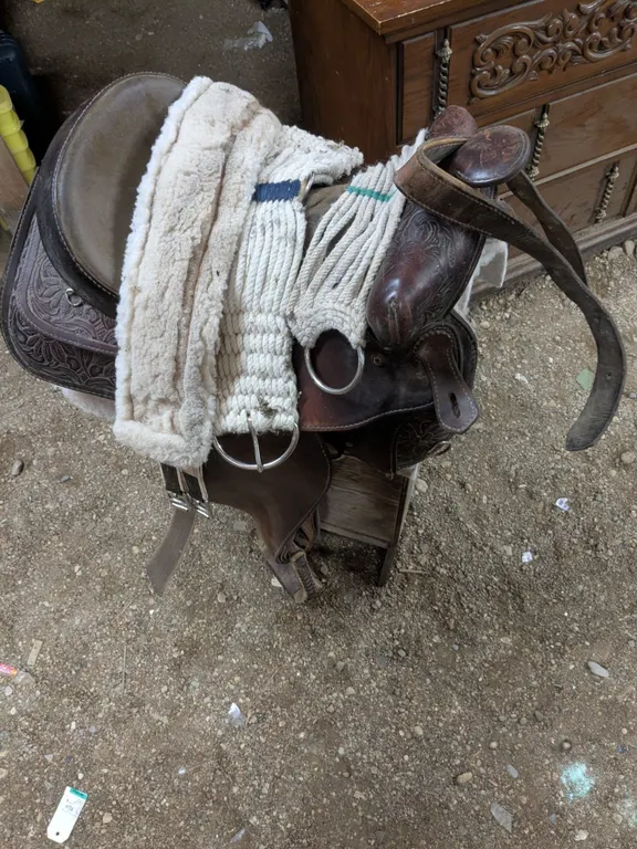 Western Rawhide Saddle (Winnipeg) c/w Extra Straps and Saddle Stand