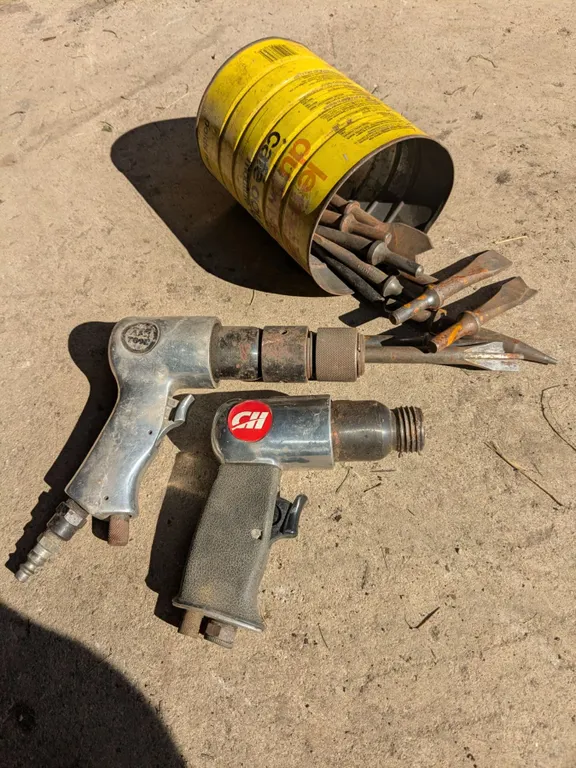 2 air chisels with extra chisels